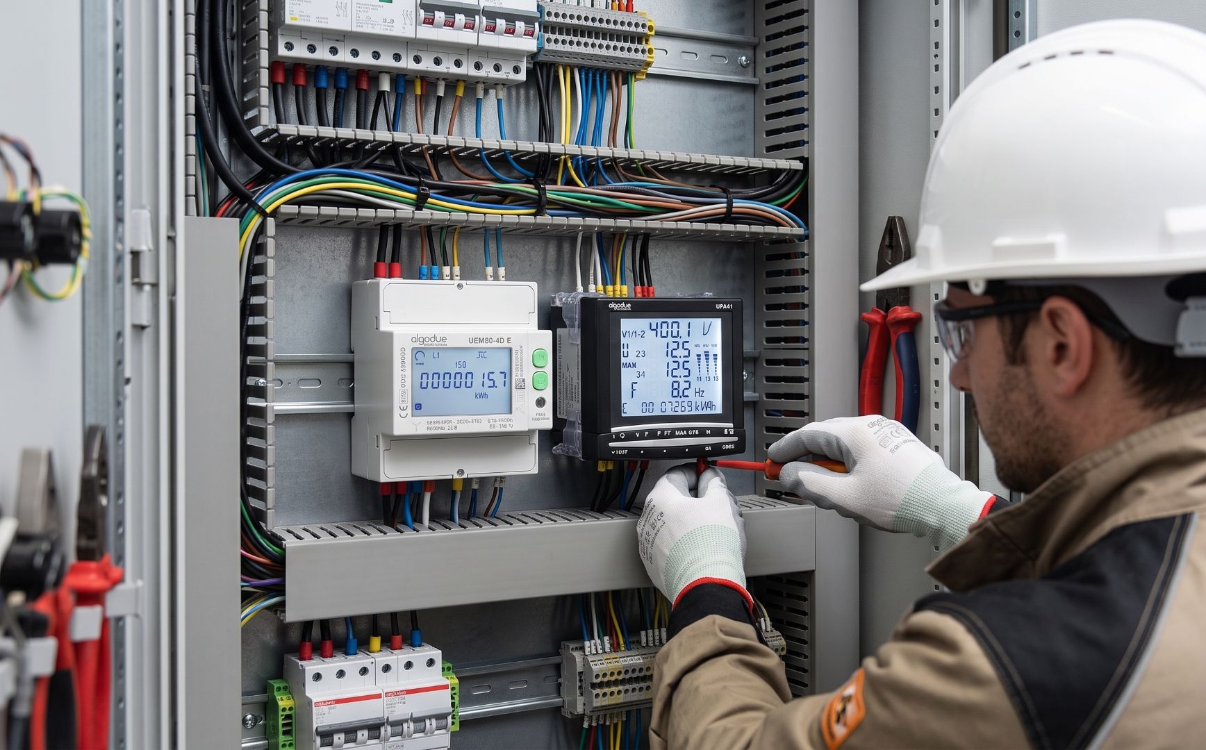 installatore controlla quadro elettrico